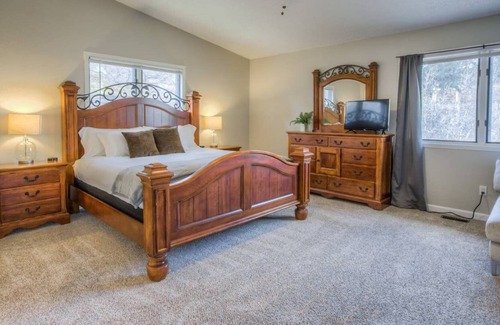 Northwest Colorado Springs House | Hot Tub Mountain Views Vacation Pet Friendly