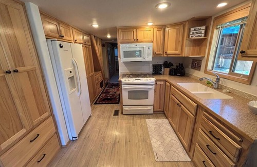 Ashland House | HOT TUB! Mountain Lake Cabin 33