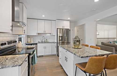 West Jordan House | Hot tub!Mountain View! 20 min to Salt Lake! Ski resorts 🎿