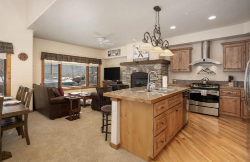 Bear Crossing Apartment | Hot Tub Mountain Views Steps to Trails