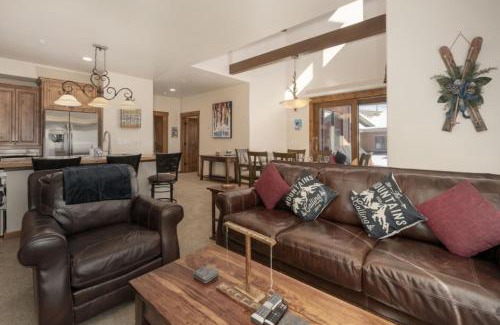 Bear Crossing Apartment | Hot Tub Mountain Views Steps to Trails