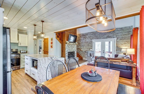 Eagle Mountain Cabin | Hot Tub & Movie Room: Updated Cabin in Ellijay!