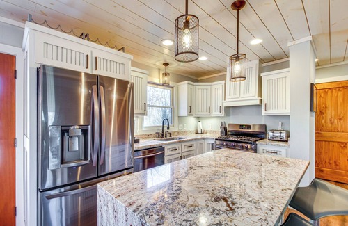 Eagle Mountain Cabin | Hot Tub & Movie Room: Updated Cabin in Ellijay!