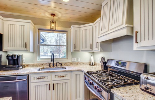 Eagle Mountain Cabin | Hot Tub & Movie Room: Updated Cabin in Ellijay!