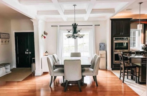 Fleming House | Hot Tub + Mtn Views 6BR 3BA ~15 Min to PSU