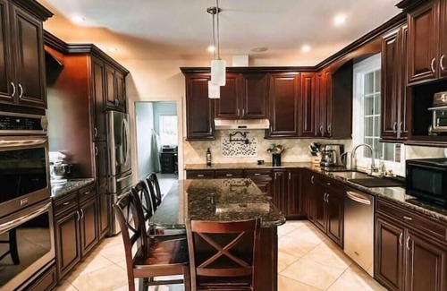 Fleming House | Hot Tub + Mtn Views 6BR 3BA ~15 Min to PSU