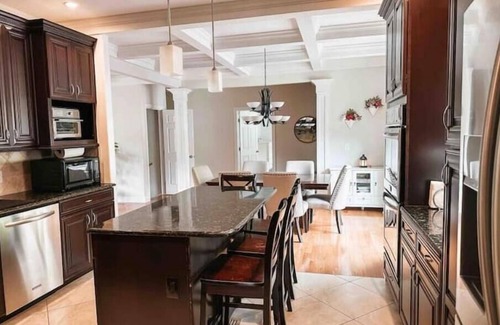 Fleming House | Hot Tub + Mtn Views 6BR 3BA ~15 Min to PSU