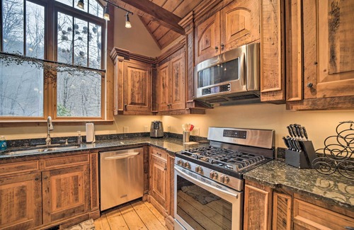 Franklin Cabin | Hot Tub + Mtn Views! All-Season Escape in Franklin