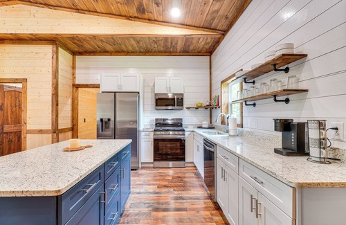 Unaka Cabin | Hot Tub & Mtn Views: Pet-Friendly Englewood Cabin