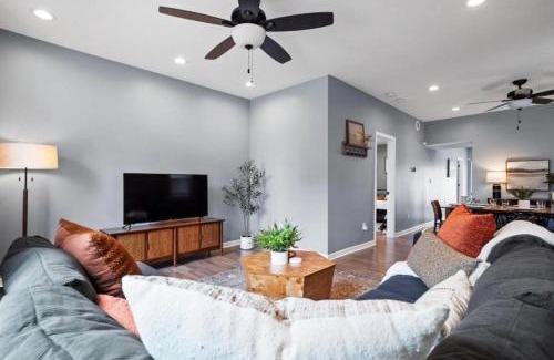 Detroit - Shoreway House | Hot Tub N64 Mins to Downtown Sleeps 8
