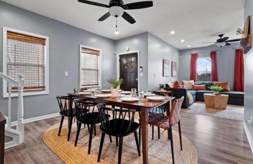 Detroit - Shoreway House | Hot Tub N64 Mins to Downtown Sleeps 8