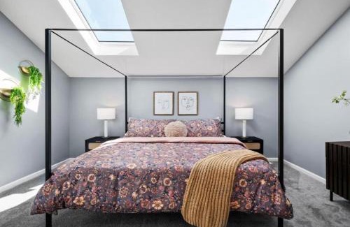 Detroit - Shoreway House | Hot Tub N64 Mins to Downtown Sleeps 8