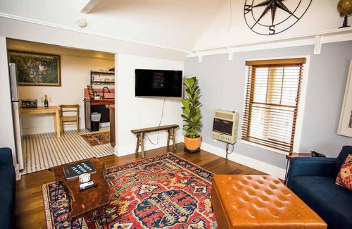 Eureka Springs Apartment | Hot Tub, Near Bar, Coffee Truck, Massage, Dining