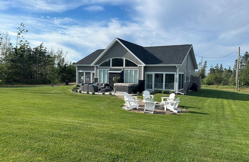 Stanhope House | Hot Tub/New 3 Bedroom House/Walk to Beach