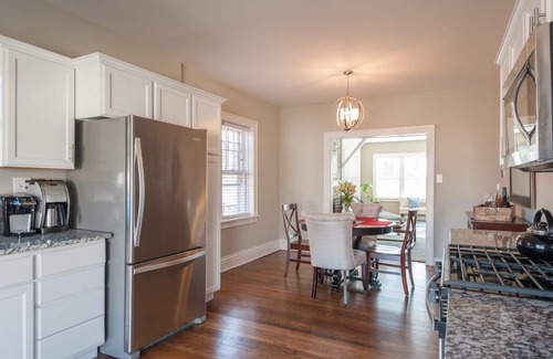 Tower Grove South House | ☆ Hot Tub ☆ New Renovated ☆ Massage Shower ☆Yard☆