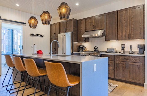 Willow Grove House | Hot Tub on Rooftop Deck - Mountain/River Views - Gym - EV Charger - 3 Kings