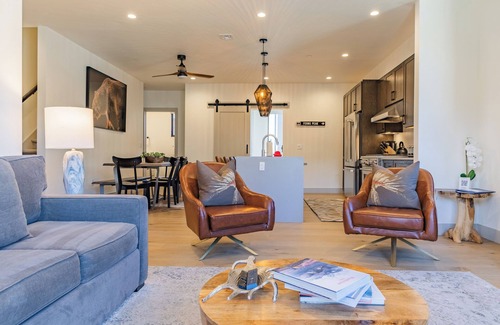 Willow Grove House | Hot Tub on Rooftop Deck - Mountain/River Views - Gym - EV Charger - 3 Kings