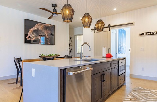Willow Grove House | Hot Tub on Rooftop Deck - Mountain/River Views - Gym - EV Charger - 3 Kings