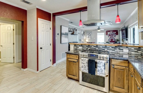 Bryan House | Hot Tub + Outdoor Kitchen: Stylish Home in Bryan