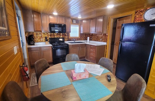 Interlochen House | Hot Tub! Outside Traverse City, SLEEPS 6 Pet Friendly, Fire Place, Fire Pit