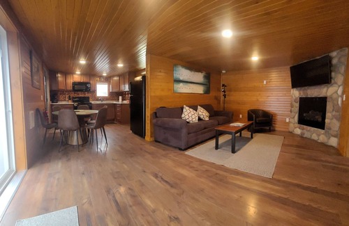 Interlochen House | Hot Tub! Outside Traverse City, SLEEPS 6 Pet Friendly, Fire Place, Fire Pit
