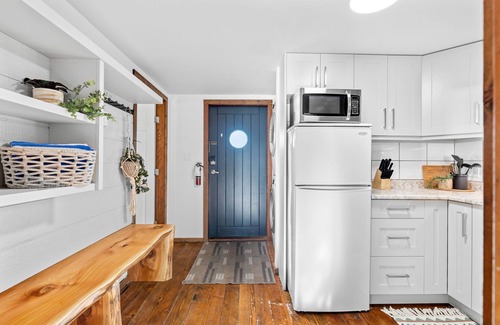 Ucluelet Cabin | HOT TUB ~ Pacific Paradise Loft on the Beach ⎮Hummingbird