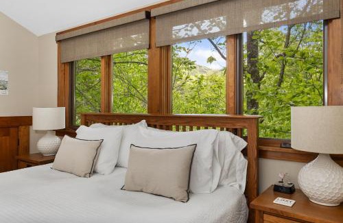 Cheshire House | HOT TUB & PET-FRIENDLY Cabin in Cheshire Village