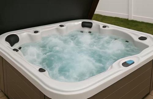Clearwater House | Hot Tub - Pet Friendly - Mins to Beach - Sleeps 11 - Family