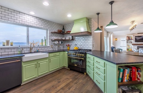 Hood River House | Hot Tub, Pet Friendly, Walk to Downtown Hood River!