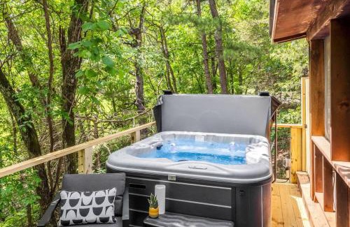 Eureka Springs House | Hot Tub, Pets OK, WiFi, Honeymoon