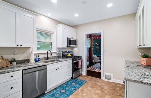 South Hills House | Hot Tub|Ping Pong|Sleeps 9|Retro Fun