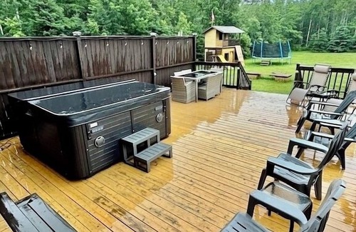 Lot 16 House | Hot tub, Play area, deck, fully loaded Log home seconds from a Provincial Park.