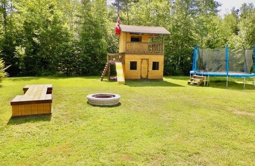 Lot 16 House | Hot tub, Play area, deck, fully loaded Log home seconds from a Provincial Park.
