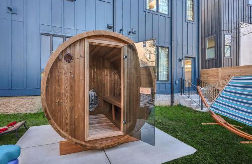 Hurwood Heights House | Hot Tub Poker Pool Table & Rooftop City MLS View