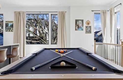 Hurwood Heights House | Hot Tub Poker Pool Table & Rooftop City MLS View