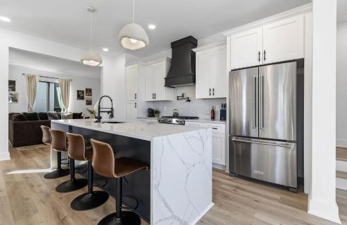Hurwood Heights House | Hot Tub Poker Pool Table & Rooftop City MLS View