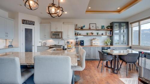 Foothills Apartment | Hot Tub, Pool, City Views, close to Silver Star