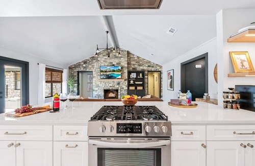 Manor House | Hot Tub/Pool + Firepit + Gameroom ~ Guesthouse