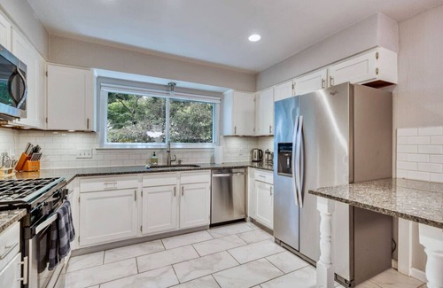 Franklin Park House | Hot Tub | Pool | Outdoor Movie Lounge | Spa Shower