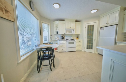 Arbour Lake Condo | Hot Tub, Pool & Ping Pong Tables w/Backyard & BBQ
