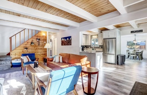Christmas Valley House | Hot tub + Pool Table + Good Vibes