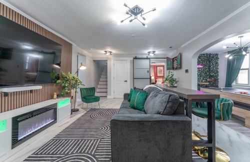 Riverwest House | Hot Tub, Pool Table, Arcade, Garage, Sleeps 20