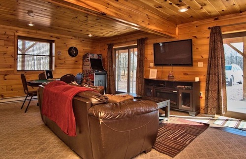Hickory Hills Ski Chalet | Hot Tub, Pool Table, Fire Pit, 5 MIN TO SKI SLOPES, Secluded /Pet Friendly!