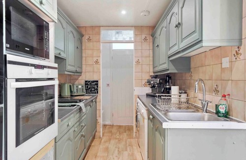 Fordwich House | Hot Tub | Pool Table | Free Parking | Sleeps 12