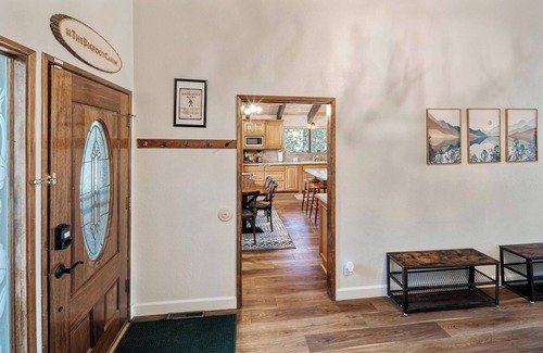 Eagle Mountain Estates Cabin | HOT TUB! Pool Table! Theater Area! Propane Barbecue! Multiple Fireplaces! Gourmet Kitchen!