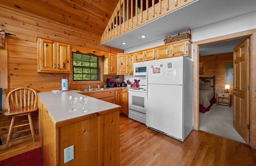 Gatlinburg - Pigeon Forge Cabin | Hot Tub + Pool Table and Fire Pit - Private!