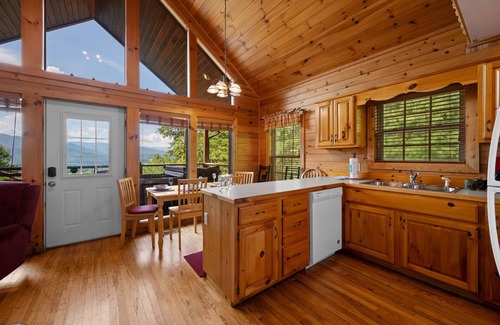 Gatlinburg - Pigeon Forge Cabin | Hot Tub + Pool Table and Fire Pit - Private!