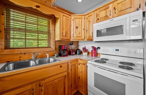 Gatlinburg - Pigeon Forge Cabin | Hot Tub + Pool Table and Fire Pit - Private!