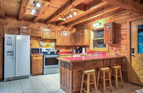 Waynesville Cabin | Hot Tub, Pool Table & Fireplace + Biltmore Pass | Pet-Friendly Mountain Stay