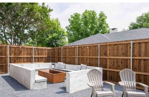 Lewisville House | Hot Tub Poolside Paradise in TX